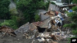 Rumah dan infrastruktur yang rusak terlihat di area longsor akibat hujan deras di Atami, Prefektur Shizuoka, barat Tokyo, Senin, 5 Juli 2021. (Foto: AP)