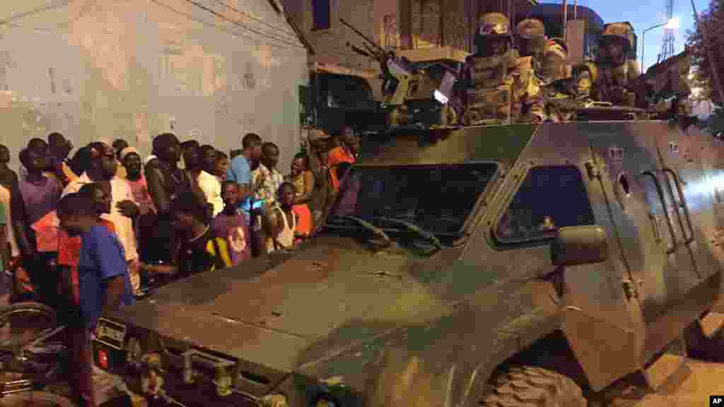 Les troupes sénégalaises &nbsp;près du palais présidentiel dans la capitale gambienne Banjul, le 22 janvier 2017.