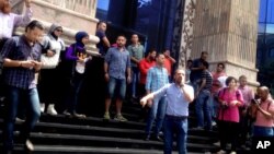 Journalists demonstrate outside their union headquarters in Cairo, May 2, 2016. They're protesting the detention of two peers following security forces' raid at the building. 