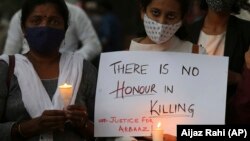 Aktivis India dan lainnya berpartisipasi dalam protes terhadap pembunuhan Arbaz Mullah di distrik Belagavi di negara bagian Karnataka selatan di Bengaluru, India, 5 Oktober 2021. (Foto: AP/Aijaz Rahi)
