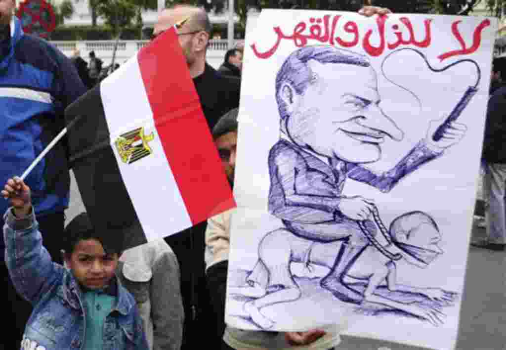 Un niño egipcio sostiene una pancarta anti-Mubarak durante una protesta en Alexandria.