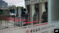 지난 8일 베이징 시내 중국은행 자동인출기를 이용하는 고객. 중국은행은 최근 북한 조선무역은행에 계좌동결과 거래정지를 통보했다.