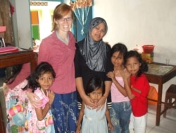 Dr. Jozina Vander Klok bersama sebuah keluarga di Paciran, Lamongan, Jawa Timur (foto: courtesy).