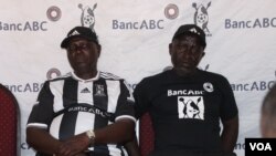 Abaqeqetshi beqembu leHighlanders Football Club uCosmas Zulu loAmin Soma-Phiri. (Umfanekiso siwuphiwe ngu Joseph Njani)
