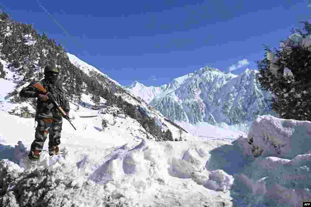 ایک بھارتی فوج سری نگر کو لداخ سے ملانے والے پہاڑی راستے زوجیلا پاس پر کھڑا ہے۔ یہ علاقہ چین کی سرحد سے ملحق ہے۔ پہاڑوں پر برف باری کے باعث آمدورفت میں بھی مشکلات کا سامنا ہے۔&nbsp;