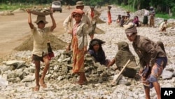 Phụ nữ và trẻ em làm việc nơi công trường mở rộng đường ở Miến Điện