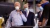 Mantan wakil presiden Joe Biden, calon presiden AS dari partai Demokrat, mengenakan masker saat mengunjungi pabrik logam McGregor Industries, di Dunmore, Pennsylvania, Kamis, 9 Juli 2020. (Foto: Reuters)
