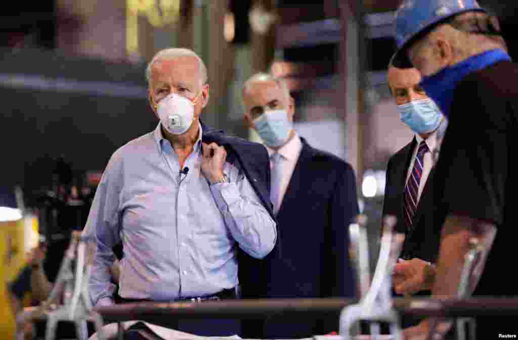 លោកអតីតអនុប្រធានាធីបតី Joe Biden ដែលជាបេក្ខជនប្រធានាធិបតីពីគណបក្សប្រជាធិបតេយ្យ ពាក់ម៉ាក់មុខខណៈដែលលោកទស្សនាសង្វាក់ផលិតកម្មនៃរោងចក្រផលិតជណ្តើរនិងបង្កាន់ដៃលោហៈ នៅរដ្ឋ Pennsylvania កាលពីថ្ងៃទី៩ ខែកក្កដា ឆ្នាំ២០២០។