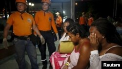 Une équipe de sauvetage vient à la rescousse de patients à l'extérieur d'une clinique à Cali, en Equateur, le 16 avril 2016.