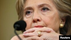 La candidata presidencial demócrata, Hillary Clilnton, esucha la declaración inicial del presidente de la comisión investigadora del ataque a Bengasi, Trey Gowdy.