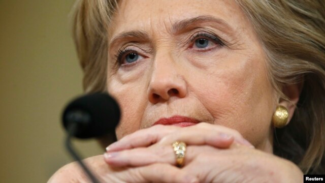 La candidata presidencial demócrata, Hillary Clilnton, esucha la declaración inicial del presidente de la comisión investigadora del ataque a Bengasi, Trey Gowdy.