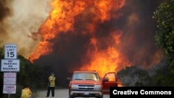 Warga mengambil foto kobaran api di dekat Camarillo, sebelah baratlaut Los Angeles yang mengancam ribuan rumah (2/5). 