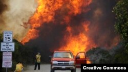 Las llamas cerca de Camarillo, en el condado de Ventura, en Los Angeles, han obligado a la evación de cientos de personas.