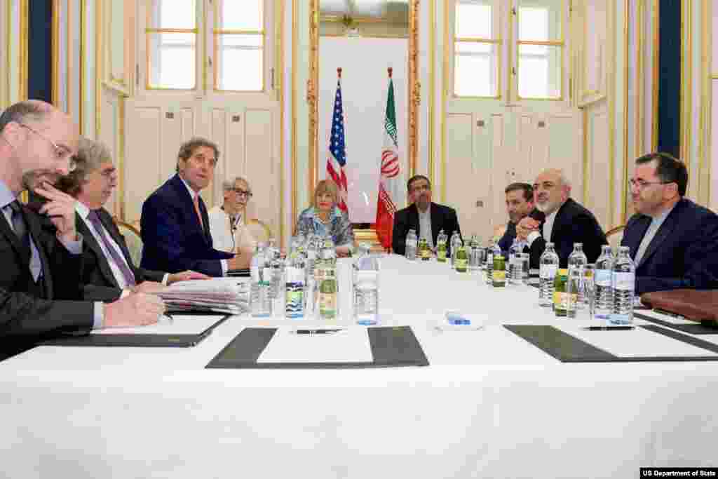 هیئت‌های مذاکره کننده ایالات متحده و ایران در حال گفتگو در «سالن آبی» هتل کوبورگ – ۲۷ ژوئن ۲۰۱۵ 