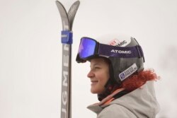 Kiana Kryeziu berlatih di pusat Ski Arxhena di Dragas, Kosovo, Sabtu, 22 Januari 2022. (AP)