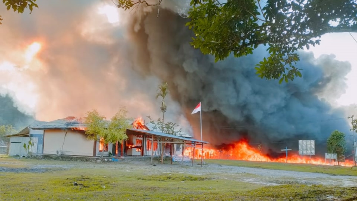 Tak Puas Putusan MK soal Pilkada, Massa di Yalimo Bakar Gedung Pemerintahan - Vimarsana News