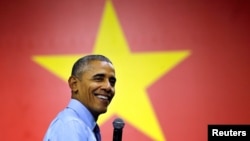 Tổng thống Obama thông báo quyết định dỡ bỏ lệnh cấm vận vũ khí sát thương đối với Việt Nam khi thăm Hà Nội năm ngoái.