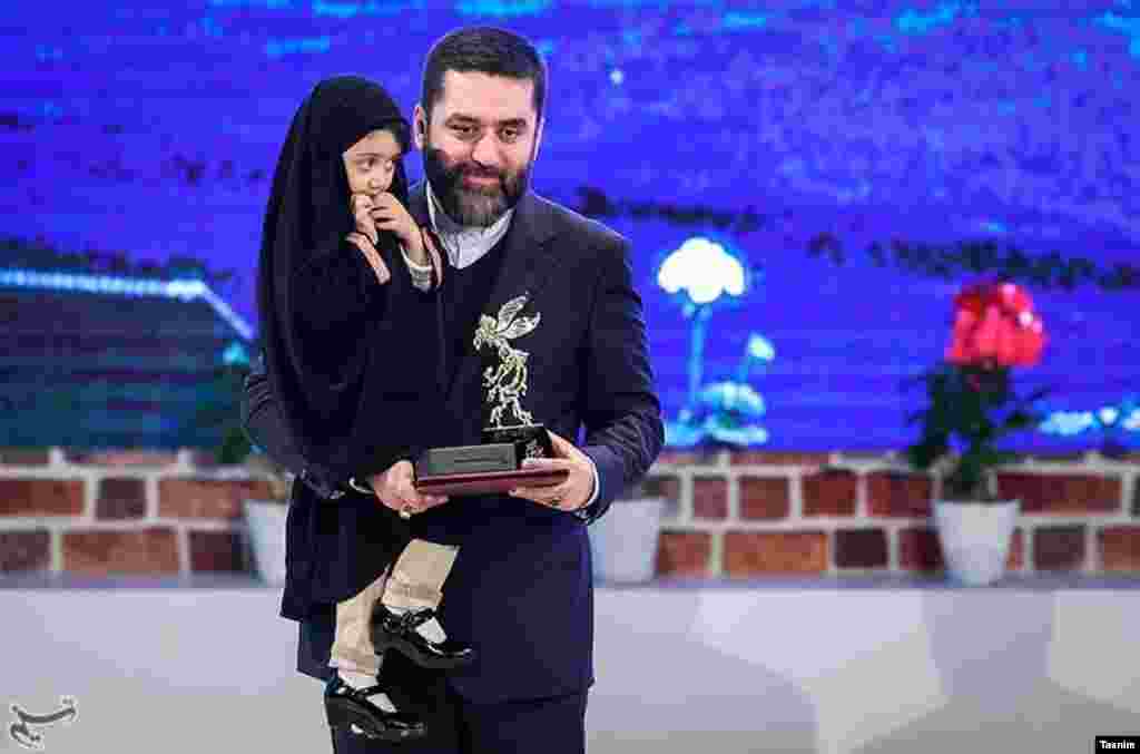 سیمرغ بلورین بهترین فیلم سی‌وپنجمین جشنواره فیلم فجر به سیدمحمود رضوی تهیه‌کننده فیلم ماجرای نیمروز رسید. عکس: حامد ملکپور