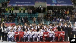 지난해 4월 한국 강릉에서 남북한 여자아이스하키대표팀이 경기를 치른 후 기념촬영을 했다. 흰 옷이 한국, 붉은 옷이 북한 선수들. 당시 국제아이스하키연맹(IIHF) 여자 세계선수권대회 디비전2 그룹A 경기에서 한국이 북한을 3-0으로 완파했다.
