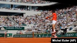 Novak Đoković u duelu sa Aleksandrom Zverevom u četvrtfinalu Rolan Garosa (Foto: AP/Michel Euler) 