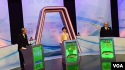三名香港特首选举候选人曾俊华(左起)、林郑月娥及胡国兴出席电视辩论。 (美国之音汤惠芸拍摄）