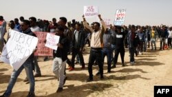 Des migrants africains protestent dans un centre de détention, dans le désert de Negev, en Israël, le 22 février 2018.