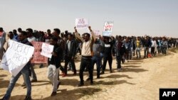 Des migrants africains protestent dans un centre de détention, dans le désert du Negev, en Israël, le 22 février 2018.