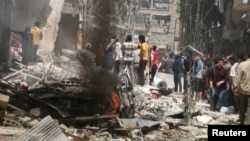 Los habitantes de Alepo seguían encerrados en sus casas y desconfiaban del leve intervalo entre ataques de este domingo por la mañana.