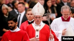 El papa Francisco es visto a la salida de la misa del domingo, 20 de mayo, de 2018, en la Basílica de San Pedro, en el Vaticano.