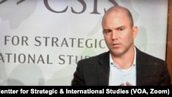 ທ. Ben Rhodes, ອະດີດຮອງທີ່ປຶກສາດ້ານຄວາມໝັ້ນຄົງແຫ່ງຊາດຂອງສະຫະລັດທີ່ທໍານຽບຂາວຕອບຄໍາຖາມຂອງລູກຊາຍທ່ານແດໂຣ ຢູ່ກອງປະຊຸມທາງອອນລາຍ ເນື່ອງໃນເດືອນຄົບຮອບ 5 ແຫ່ງການເປັນຄູ່ຮ່ວມມືແບບກວມລວມລະຫວ່າງ ສະຫະລັດ ແລະລາວ ທີ່ຈັດຂຶ້ນໃນວັນທີ 22 ກັນຍາ, 2021 ໂດຍ Center for Strategic & International Studies