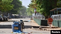 Une charrette abandonnée à la suite d'une attaque à Ougadougou, Burkina Faso, le 2 mars 2018