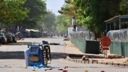 Une charrette abandonnée est photographiée près du quartier général de l'armée du Burkina Faso à la suite d'une attaque dans la capitale Ougadougou, au Burkina Faso, le 2 mars 2018