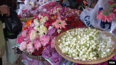 Tradisi Nyekar Warga Ziarah Makam Sebelum Ramadhan