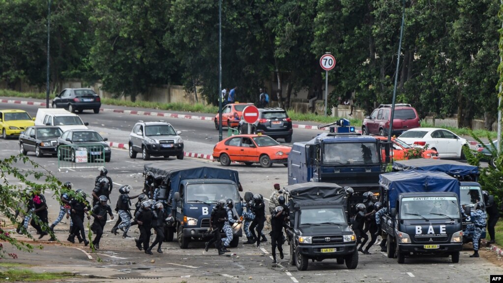 Des policiers lors d'une manifestation contre la hausse des coûts de l'éducation à l'Université Felix Houphouet Boigny, à Abidjan, le 18 septembre 2017.