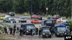 Des policiers s’affrontent aux étudiants (non visibles) lors d'une manifestation contre la hausse des coûts de l'éducation à l'Université Felix Houphouet Boigny, à Abidjan, le 18 septembre 2017.