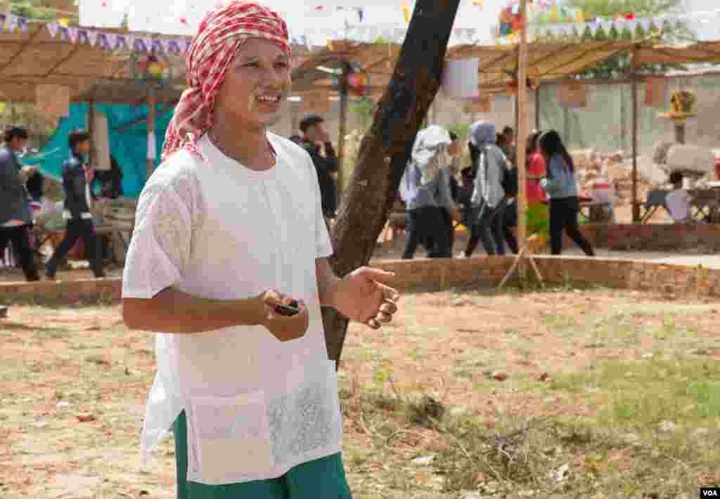 យុវជនកម្ពុជាកំពុងលេងល្បែងប្រជាប្រិយនៅក្នុងកម្មវិធី«បុណ្យភូមិ» ក្នុងវត្តទួលក្រសាំង ក្នុងខេត្តកណ្តាល នៅថ្ងៃទី៧ ខែមេសា ឆ្នាំ២០១៧។ (ហ៊ាន សុជាតា/ VOA)