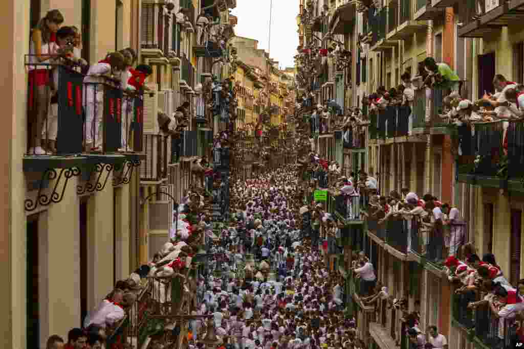 San Fermin festivalının ilk günündə iştirakçılar öküzlərin qarşısında qaçırlar. Pamplona, İspaniya. 7 iyul, 2016.