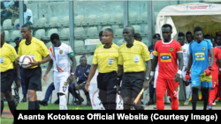Les joueurs du SC Asante Kotoko font leur entrée au stade avec les arbitres et l’équipe adverse avant le match, 5 juillet 2017.