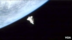 Dalam gambar dari NASA ini, terlihat Discovery meninggalkan Stasiun Antariksa Internasional untuk terakhir kalinya, Senin (7/3).