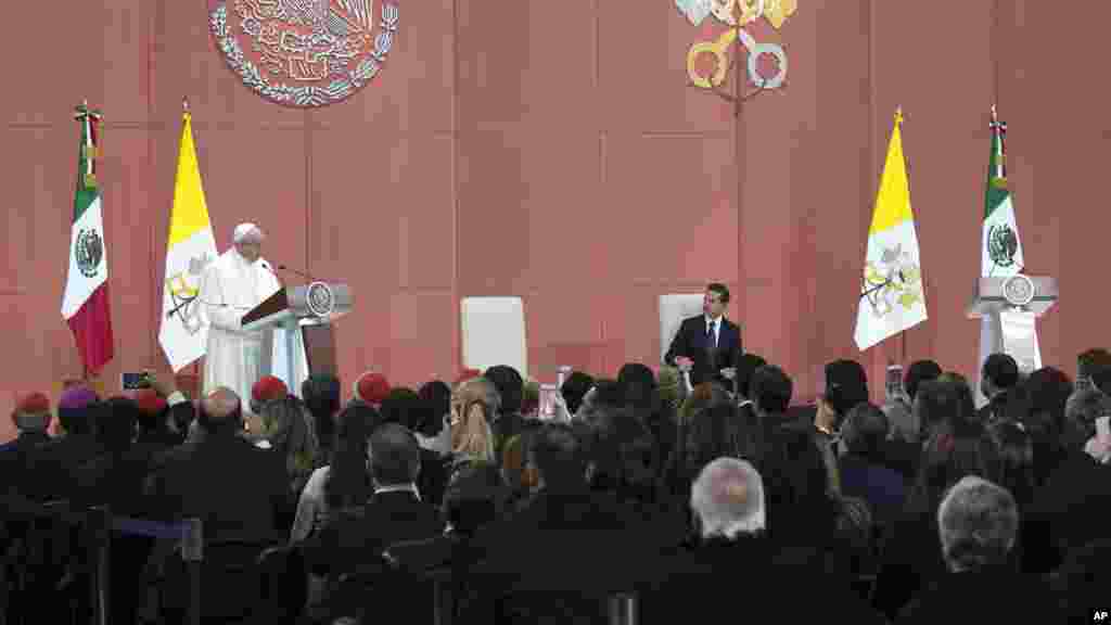 Le pape François au palais présidentiel avec le président Enrique Pena Nieto, à Mexico,13 février 2016.