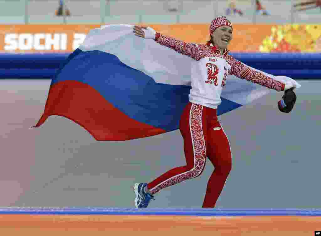 A russa Olga Graf comemora o bronze conquistado nos 3000 metros femininos de speedskating no Centro Adler Arena Skating, Sochi, Rússia, Fev. 9, 2014. 