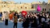 Anak-anak Palestina bermain saat sholat Idulfitri, di kompleks yang menampung masjid al-Aqsa, yang dikenal oleh Muslim sebagai Tempat Suci dan Orang Yahudi sebagai Temple Mount, di Kota Tua Yerusalem. 13 Mei 2021. (Foto: Reuters)