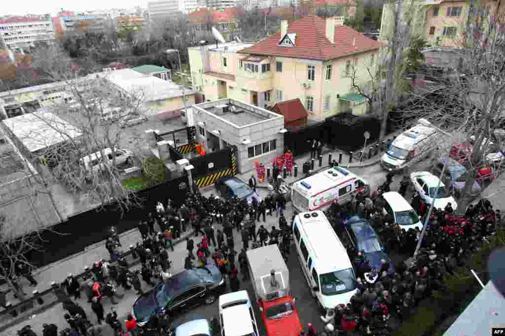 A general view shows police and forensic experts working at the site of a blast outside the US Embassy in Ankara, February 1, 2013.