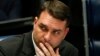 El periódico O Globo informó que Flavio Bolsonaro es investigado por presunto lavado de dinero a través de la compra de dos apartamentos en el vecindario de Copacabana a un precio menor al del mercado y su posterior reventa por una ganancia significativa.