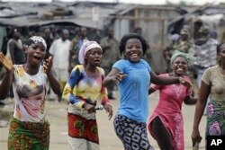 Des jeunes du quartier Youpougon, à Abidjan, réagissant à la capture de Laurent Gbagbo