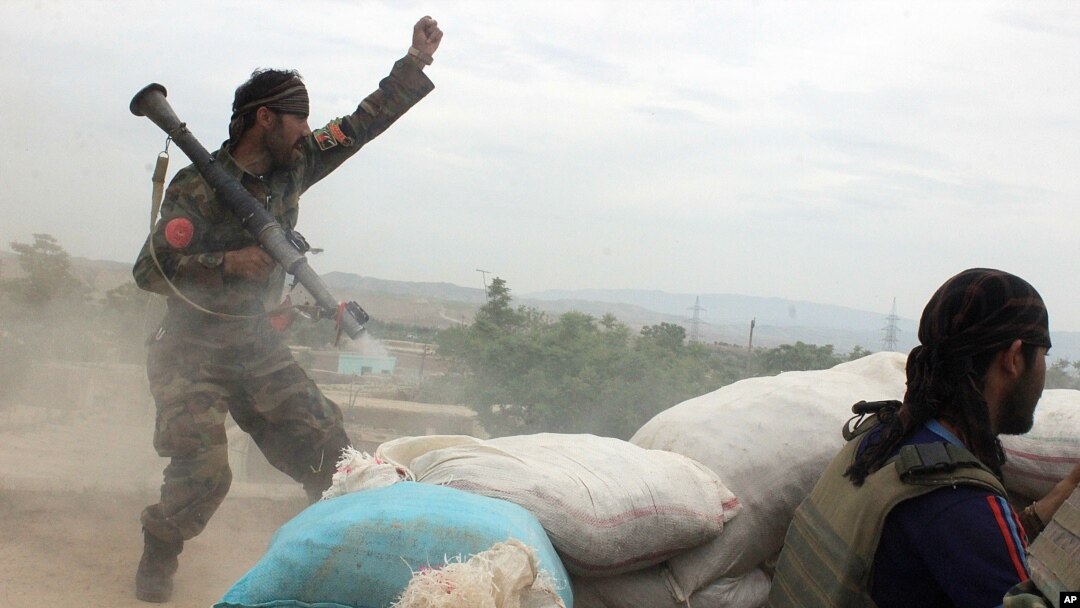 Binh lính thuộc Quân đội Quốc gia Afghanistan tấn công nhóm Taliban ở ngoại ô Kunduz, miền bắc Afghanistan, ngày 16/4/2016.