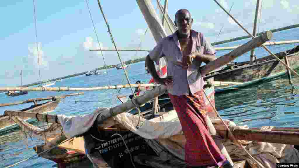 Vae Vae Buno a pêché dans les eaux de Lamu depuis 35 ans, mais il est inquiet que la pêche comme métier (gagne-pain) soit maintenant sur le point de disparaître, le 26 novembre 2014. (Hilary Heuler / VOA News)