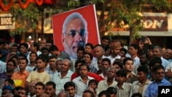 Người dân Ấn Độ theo dõi lễ tuyên thệ nhậm chức của tân thủ tướng Ấn Ðộ Narendra Modi tại New Delhi.