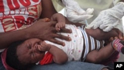 Seorang anak tengah mendapat vaksinasi di Pusat Kesehatan Komunitas Pipeline, di sekitar wilayah Monrovia, Liberia. (Foto:dok/ AP Photo/ Abbas Dulleh)