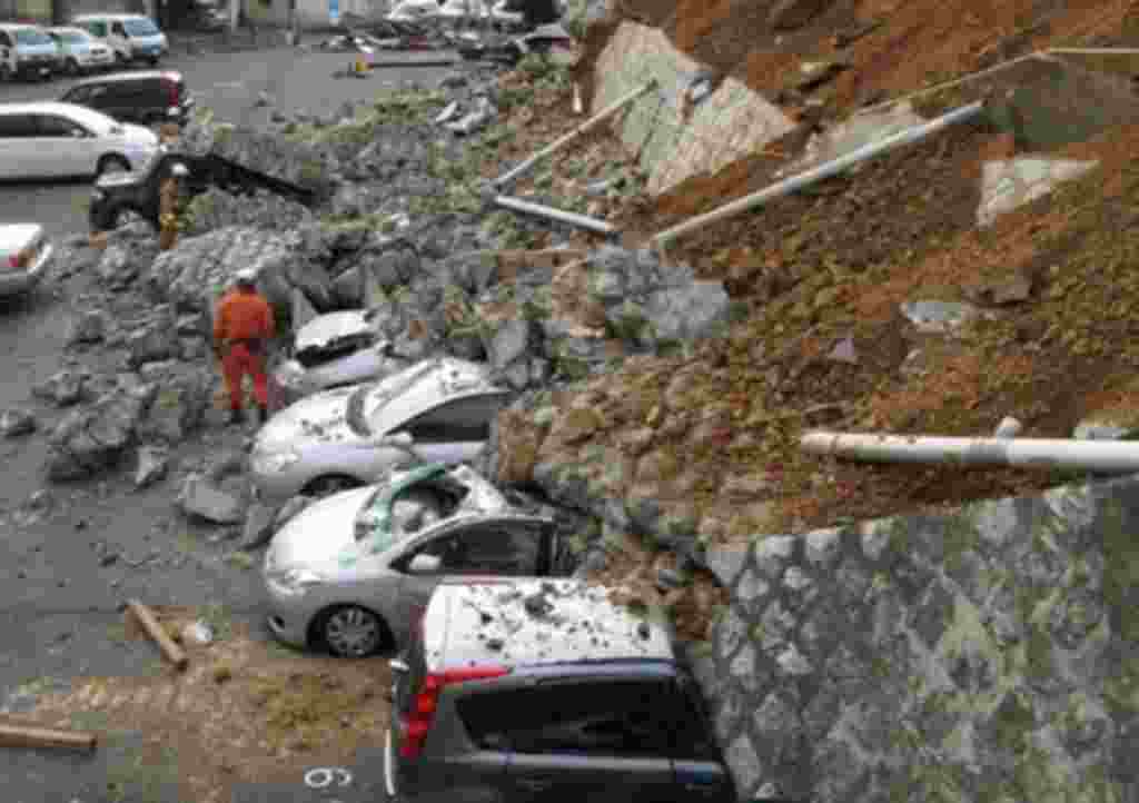 Coches incrustrados al colapsan con un muro en la ciudad de Mito después de que un devastador terremoto agitara Japón.